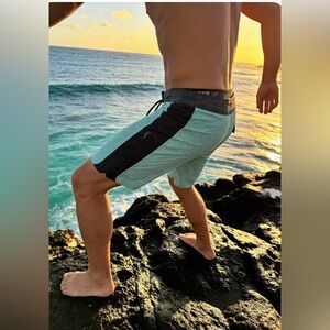 🏄‍♂️ Rip Curl Mirage Swim Shorts 32 – Mint Green & Black Boardshorts! 🌊